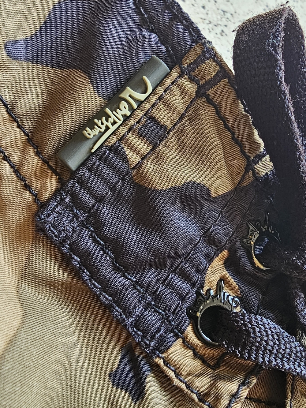 Vintage Quiksilver Men's Camo Cargo Board Shorts - Brown/Black - Picture 7 of 12